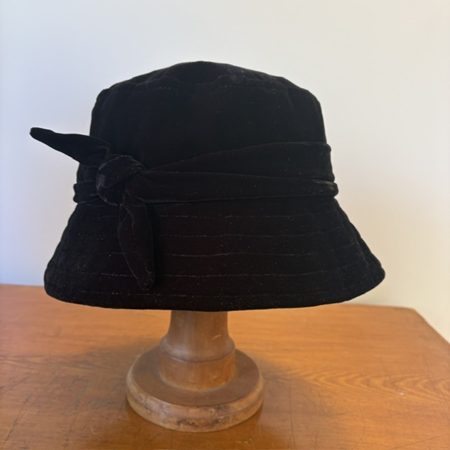 Velvet Elliot | Black Medium
